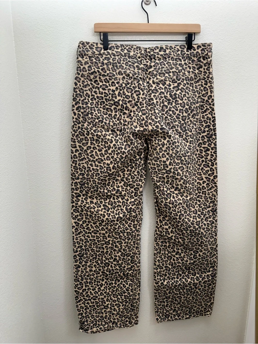 Abercrombie Curve Love High Rise 90s Relaxed Jean in Leopard Print Size 14 - Picture 8 of 13